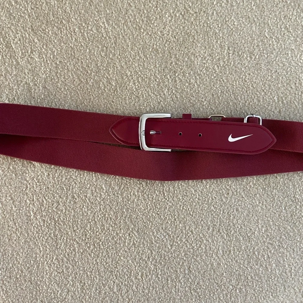 Nike adjustable one size burgundy stretch belt, new